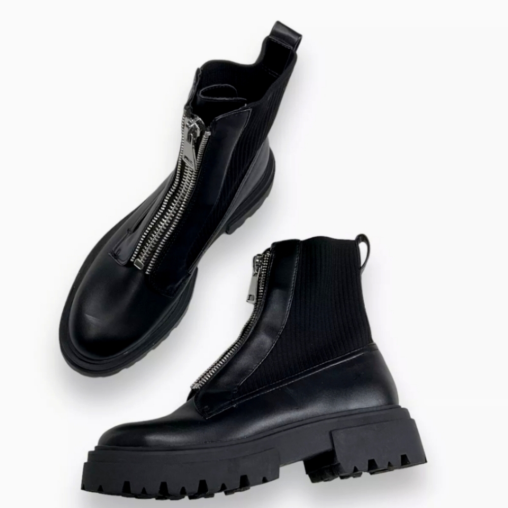 Black cargo boots ( the perfevt fall boot)